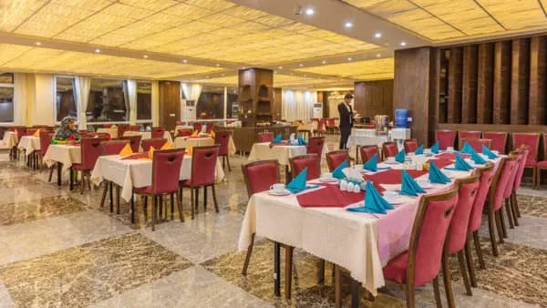 رستوران ۱ هتل آرتا قشم