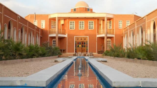 هتل بالی با معماری سنتی در خور و بیابانک