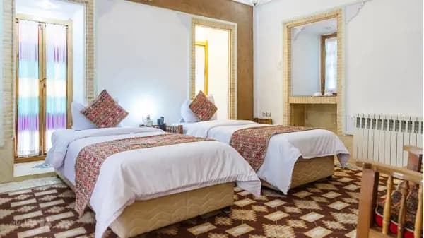 اتاق دو تخته تویین 1 در هتل باغ مشیر الممالک یزد