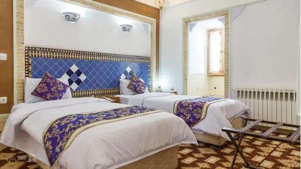 اتاق دو تخته تویین 2 در هتل باغ مشیر الممالک یزد