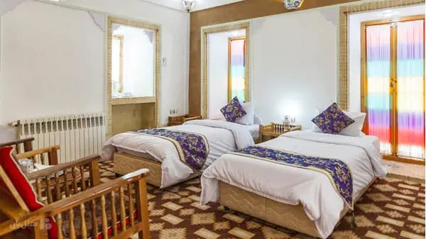 اتاق دو تخته تویین 3 در هتل باغ مشیر الممالک یزد