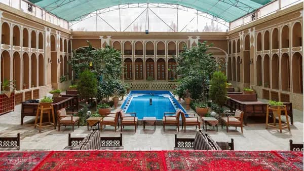 فضای داخلی سنتی در هتل مظفر یزد