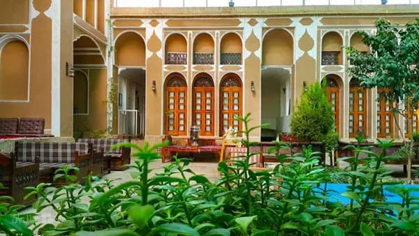 طراحی داخلی با پنجره‌های رنگی در هتل مظفر یزد