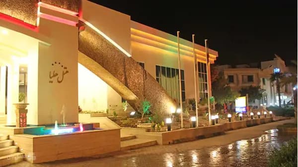 نمای دوم بیرونی هتل هلیا کیش