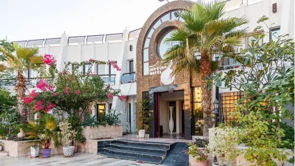 نمای بیرونی هتل جام جم کیش