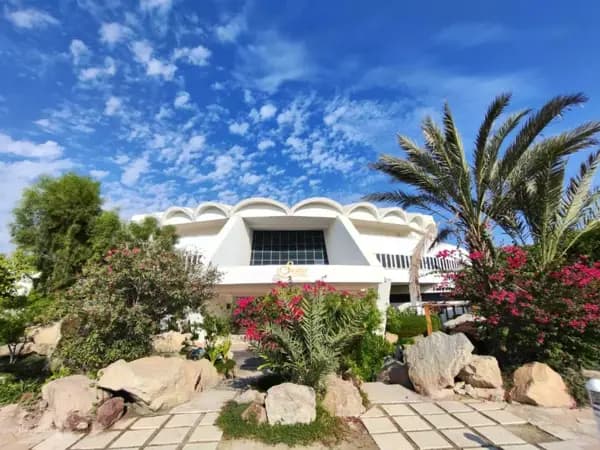 نمای بیرونی هتل سورینت صدف کیش