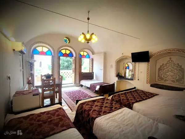 تصویر اتاق پنج تخته اقامتگاه سنتی خادمی کاشان اتاق پنج تخته در اقامتگاه سنتی خادمی کاشان