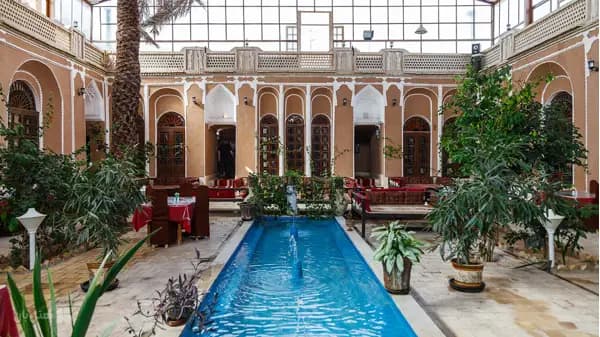 تصویر فضای داخلی آرام هتل ادیب الممالک یزد فضای داخلی آرام هتل سنتی ادیب الممالک یزد