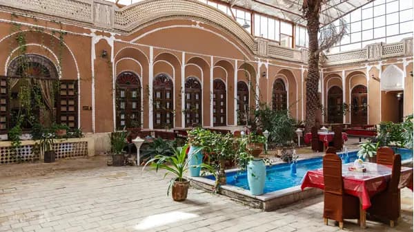 تصویر فضای سنتی هتل ادیب الممالک یزد فضای سنتی در هتل ادیب الممالک یزد