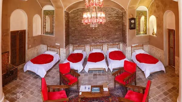 تصویر اتاق پنج تخته در خانه مرشدی کاشان اتاق پنج تخته در اقامتگاه سنتی خانه مرشدی کاشان