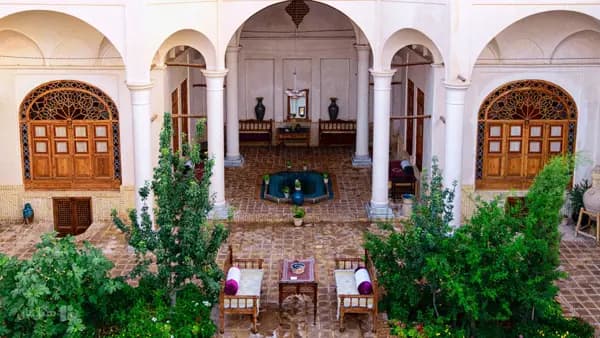 تصویر فضای داخلی اقامتگاه خانه مرشدی کاشان فضای داخلی سنتی اقامتگاه خانه مرشدی کاشان